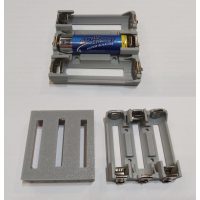 AA, AAA, 9V, Gomb elem, és akkumulátor tartók.