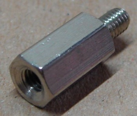Távtartó M/F M4x10mm SW7, fém, sárgaréz/Ni (8381)