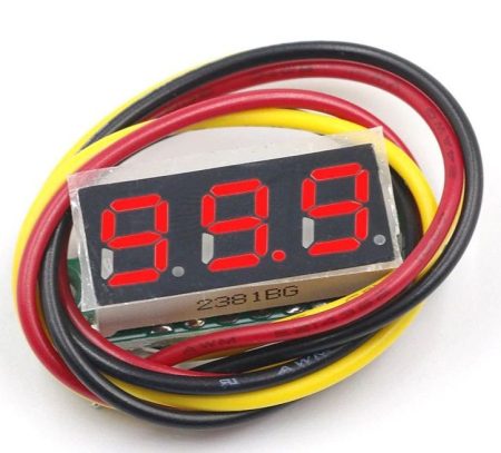 Piros Mini Digitális feszültségmérő 0-100V (3 vezetékes, 4 digites) KÜLSŐ RAKTÁRON !!!!! 3-4 munkanap