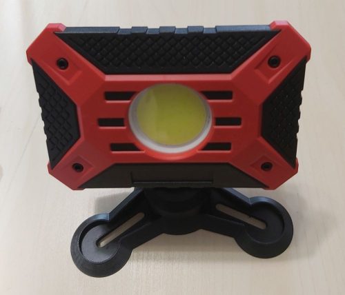 Led reflektor, hordozható, hobby vagy munkalámpa, plusz 178mm-es talp, 4db AA elemmel működik. KAPHATÓ !!!!!!!