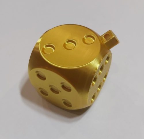 Dobókocka kulcstartóra, üreges tároló doboz belsővel, XL méretű, 34x34mm, kicsavarható menetes kulcstartó vég, ARANYSZÍNŰ. KAPHATÓ !!!!!!