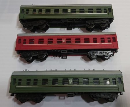 TT vagon régi kocsi 2db zöld, 1db piros vasútmodell eredeti állapot, vonat húzó kapcsok nélkül KAPHATÓ !!!!!